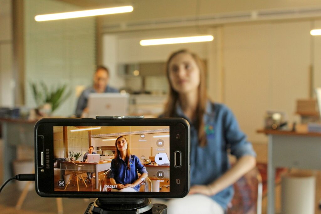 mujer en entrevista virtual