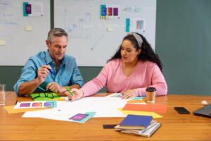 dos personas evaluando un papel
