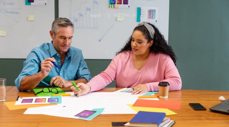 dos personas evaluando un papel