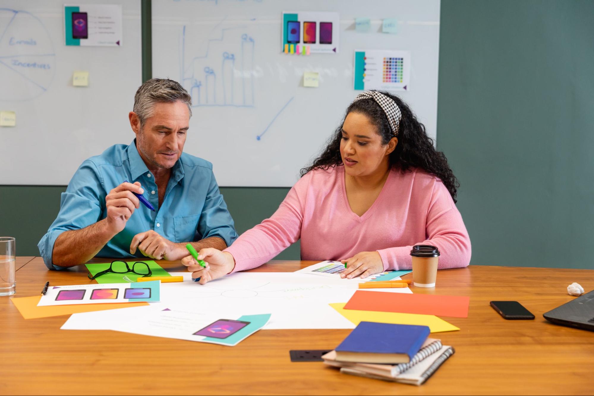 dos personas evaluando un papel